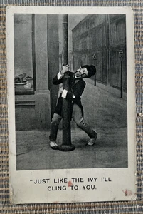 Postal Just Like The Ivy I'll Cling to You 1908 Humor Man on Pole  - Imagen 1 de 2