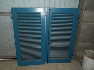 2 alte Fensterladen mit Lamellen in Blau - Bild 1 von 3