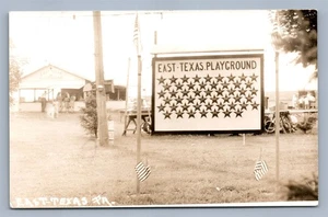 East Texas Pa Spielplatz Vintage Echtfoto Postkarte RPPC mit AMERIKANISCHEN FLAGGEN - Bild 1 von 2