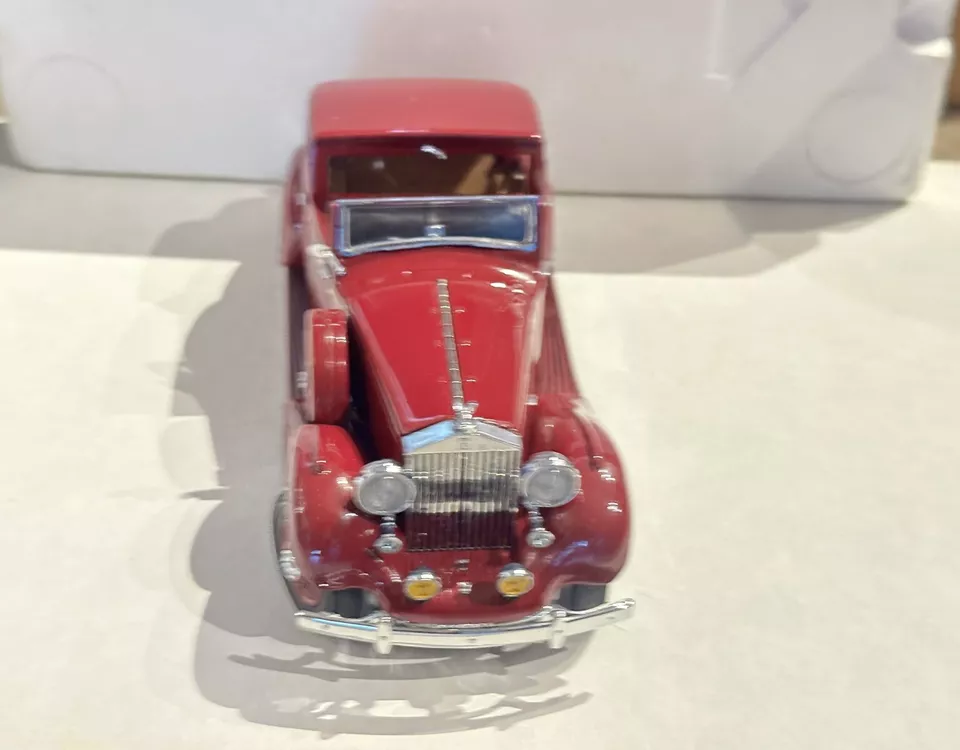 Danbury Mint 1:24 Scale 1938 Rolls Royce Phantom III Burgundy Diecast - Image 1 of 4