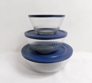 H7 - Pyrex Corning USA Sculptured Clear Nesting Mixing Bowls w/ Lids Lot of 3 - Picture 1 of 5