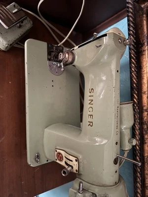 Máquina de costura Singer Co - Imagem 1 de 4