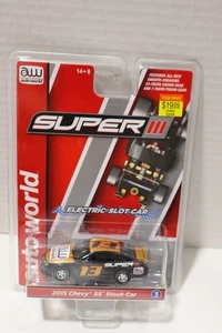 Auto World Super III 2015 Chevy SS Stock Car negro/dorado versión A HO Slot Car - Imagen 1 de 2