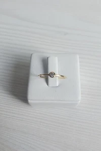 Anillo Banda Oro Amarillo 750 18k Simple Delicado Blanco Redondo Circonita cúbica 1.2g Talla 7.25 NUEVO - Imagen 1 de 7