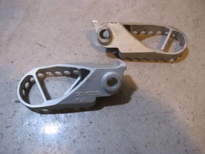 Reposapiés KTM 640 LC4 Adventure clavijas izquierda derecha 2001 Foto 1 de 4