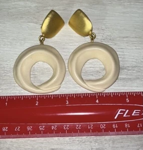 Vintage 90’s Hurricane Swirl Clip Brushed Gold Earrings - Picture 1 of 2