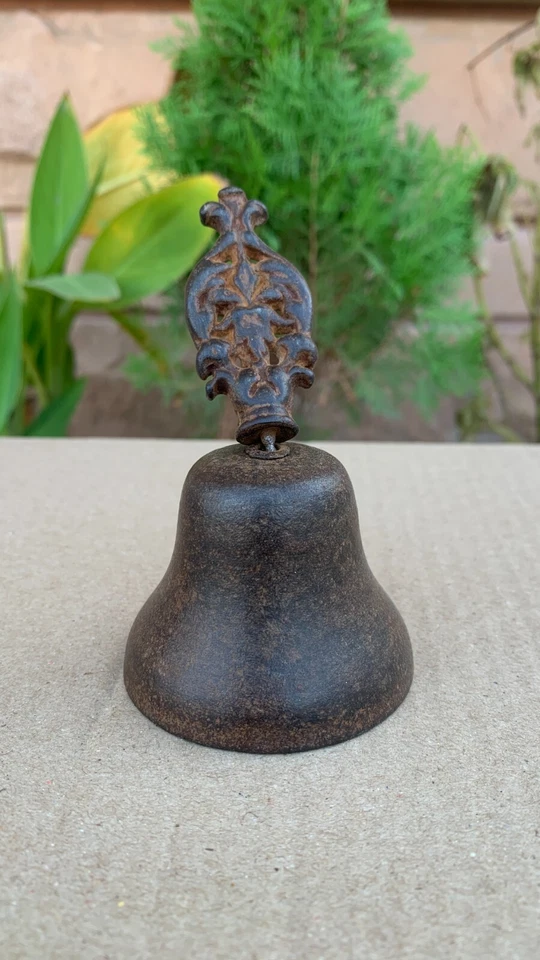 Antigua campana de mano de monasterio de bronce forjado a mano campana de adoración templo campana de mano Foto 1 de 4