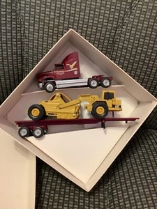 Winross truck local AUW 786 and flatbed with CAT - Picture 1 of 4