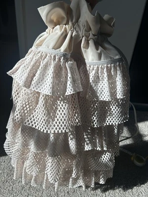 Mochila FENTY PUMA by Rihanna com cordão em camadas em renda bege rosa usada - Imagem 1 de 4