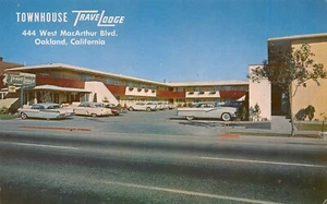 Town House Travel Lodge Vtg Cars Street Scene Oakland ,CA Vtg 1950's Postcard - Picture 1 of 2