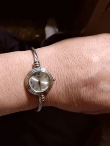 RELOJ PULSERA MONDU JAPÓN TODO PLATA - COLOR EXCELENTE ESTADO CORREA FLEXIBLE - Imagen 1 de 7