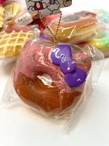 SANRIO HelloKitty Donut Squish Dangler NUEVO 4 pulgadas - Imagen 1 de 2