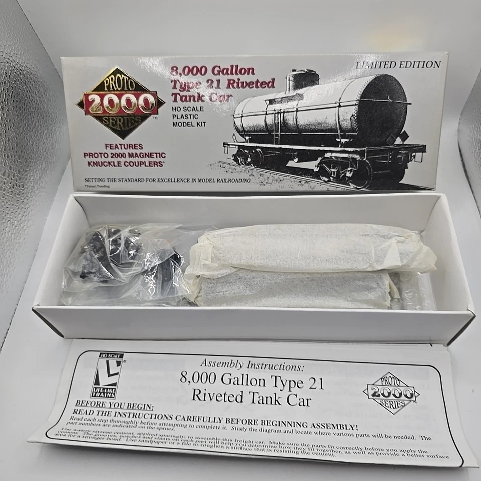 Life-Like HO Scale Proto 2000: 8,000 Gallon Tank Car Series #21283 Shell #1453 - Image 1 of 4