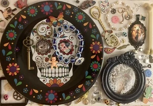 Giorno dei Morti Wicca Piatto Gioielli Charms Teschio Stranezze Cassetto Spazzatura Arte Lotto Fornitura - Foto 1 di 7