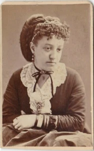 Tarjeta de gabinete foto retrato mujer joven victoriana estudio Davenport Iowa - Imagen 1 de 2