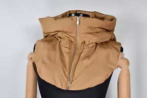 COS Sciarpa donna piumino beige con cappuccio finto colletto zip davanti - Foto 1 di 8
