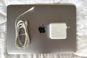 Gently Used Apple MacBook Pro 2020 - 13" / M1 / 1 TB SSD / 16 GB - Afbeelding 1 van 10