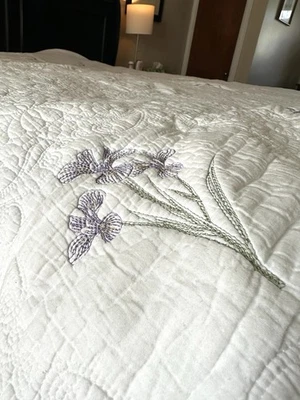 Hermoso Edredón 100% Algodón 104X90" K/Q Bordado Delicado Iris con Hojas Blanco Foto 1 de 4