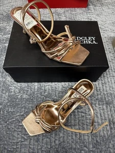 Sandalia Badgley Mischka para mujer lealtad tacón correa al tobillo silmet 7,5 US $245 nueva - Imagen 1 de 9