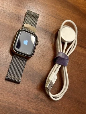 Apple Watch Series 7 (GPS + LTE) — 41 мм в золотом корпусе из нержавеющей стали с золотым ремешком - Изображение 1 из 4