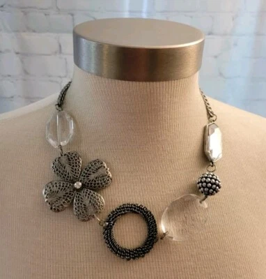 Collar llamativo Simply Vera Wang cuentas acrílicas tono plateado transparente 20"   Foto 1 de 4