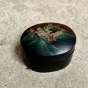 Charming Black Lacquer Oval Box depicting Japanese Scene - Picture 1 of 4