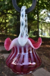 Cesta de mango aplicada óptica espiral opalescente de arándano Fenton de colección - Imagen 1 de 9
