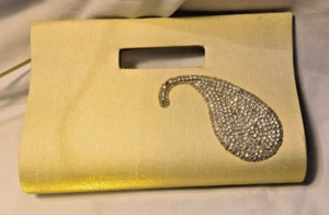 Bolso sin asas con mango cubierto de tela amarilla sin marca detalle de estrás ocasión formal - Imagen 1 de 4