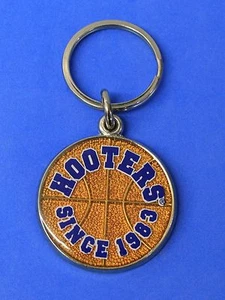 LLAVERO ANILLO BALONCESTO METAL NARANJA HOOTERS DESDE 1983 - Imagen 1 de 3