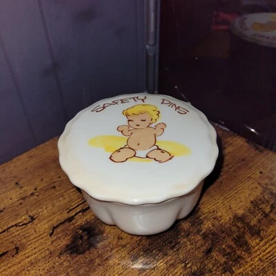 Vintage 'Safety Pins' Ceramic 3" Trinket Bowl With Cover & Painted Baby W/Pins Foto 1 de 4