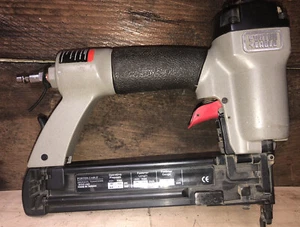Cable Porter 18 Ga. Brad Nailer, Modelo BN 125A, 5/8"" Usado PARA REPUESTOS O REPARACIÓN - Imagen 1 de 5