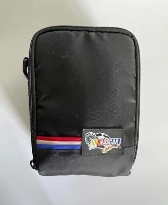 NASCAR GEAR VINTAGE BOLSA DE NAILON NEGRA BOLSA DE CÁMARA PAQUETE DE CINTURÓN ARCO IRIS ACOLCHADO Foto 1 de 3