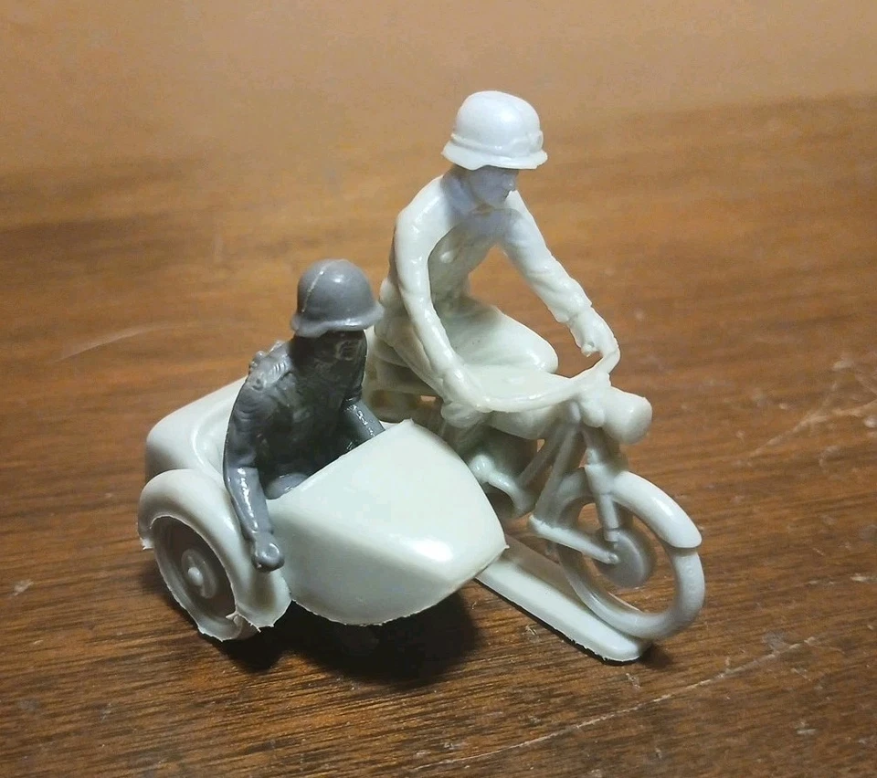 De colección Marx Plástico Gris Ejército Alemán Hombre Motocicleta Sidecar con Conductor y Jinete 2" Foto 1 de 4