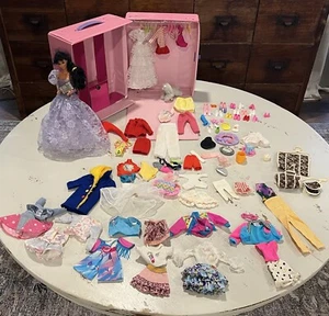 Vintage 80s Barbie Doll, Brunette Acessories Lot Clothing Closet Case 1989 Trunk - Picture 1 of 17