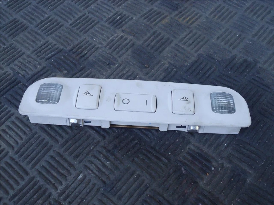 Luz de lectura domo trasero Audi A4 Quattro 2000 Foto 1 de 4