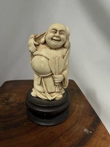 Estatuilla de Buda vintage china moldeada de resina fundida tallada a mano en soporte de madera - Imagen 1 de 4