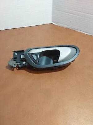 Maçaneta interna esquerda dianteira Honda Civic 2010 - Imagem 1 de 2