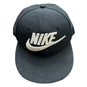 Cappello da baseball con logo Nike Air True Swoosh nero bianco snapback - Foto 1 di 5