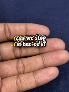 Können wir bei Buc-ee’s anhalten? Emaille Pin Buc-ee’s Tankstelle Themen Pin Zubehör - Bild 1 von 2