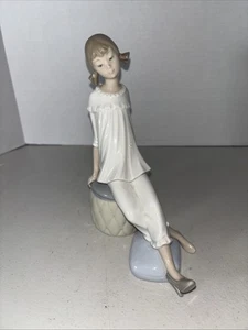 Vintage Lladro Figur Mädchen mit Mutterschuh sitzend auf Ottoman glänzend 7,5”T - Bild 1 von 9