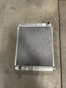 Radiateur triple passage Summit Racing 380325-3. Coupe universelle - Photo 1/16
