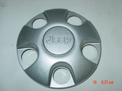 Jeep Liberty center cap hub 15" wheel grey JK OEM silver 52059583 — 第 1/2 张图片
