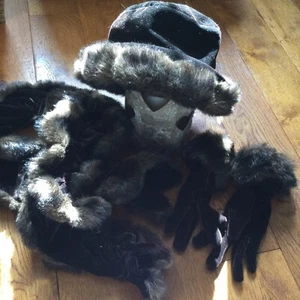 Choc Brown Velvet Faux Fur Trimmed Hat , Scarf & Gloves Accessory Set - NEW - Picture 1 of 7