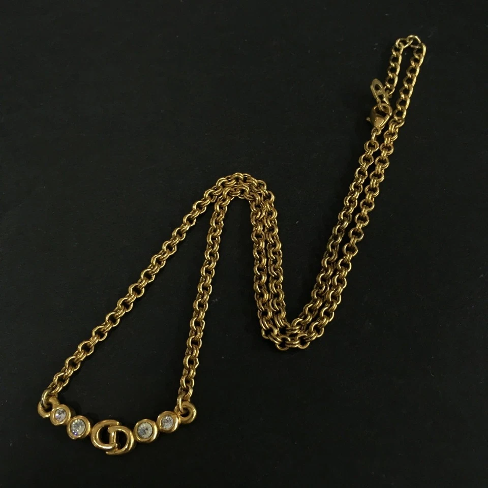 Colar pingente Christian Dior CD logotipo strass tom dourado lux70-100225 - Imagem 1 de 4