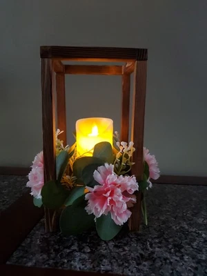 Centro de mesa linterna de madera rústica clavel rosa Foto 1 de 2