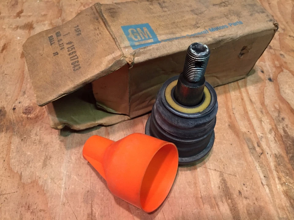 1992 TO 98 SUBURBAN C1500 C2500 TRUCK GMC CHEVROLET  NOS GM BALL JOINT 15617643 - Image 1 of 1