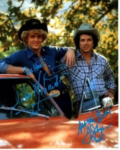 FOTO FIRMADA DE TOM WOPAT & JOHN SCHNEIDER 8x10 LOS DUQUES DE HAZZARD BO & LUKE DUKE - Imagen 1 de 1