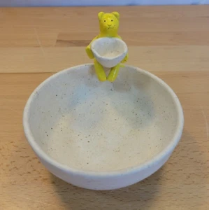 Keramik Schmuckschale Schale mit gelbem Bären Figur hält eine Schale Ton Handarbeit - Bild 1 von 7