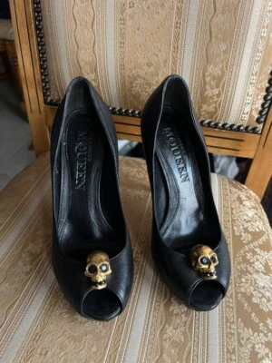 ALEXANDER MCQUEEN BLACK LEATHER GOLD SKULL PUMP HEELS 266215 EU 37 WOMENS LADIES - Image 1 of 4