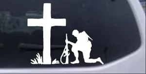 Calcomanía de ventana blanca para coche o camión soldado tropa arrodillado en cruz 6X7,2 - Imagen 1 de 1